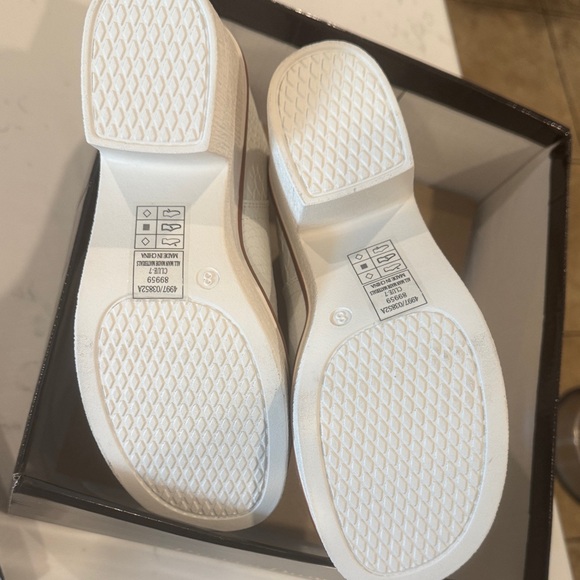 Pierre Dumas Textured White Ankle Booties - Picture 6 of 6